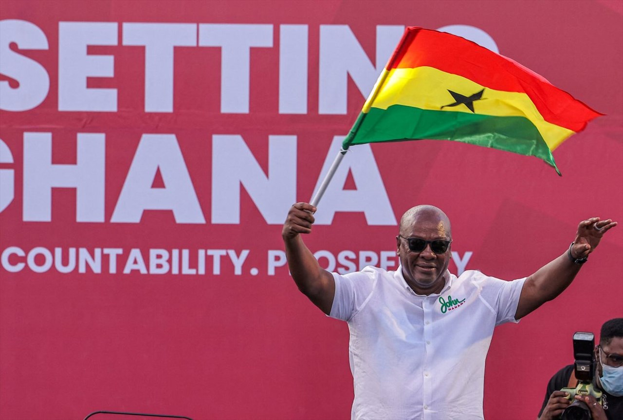 The Ghanaian flag flying with the Moody's Ratings logo in the background